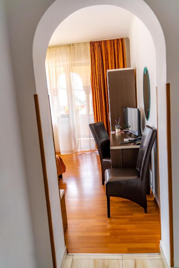 Hotel Turist Pucioasa Kültér fotó