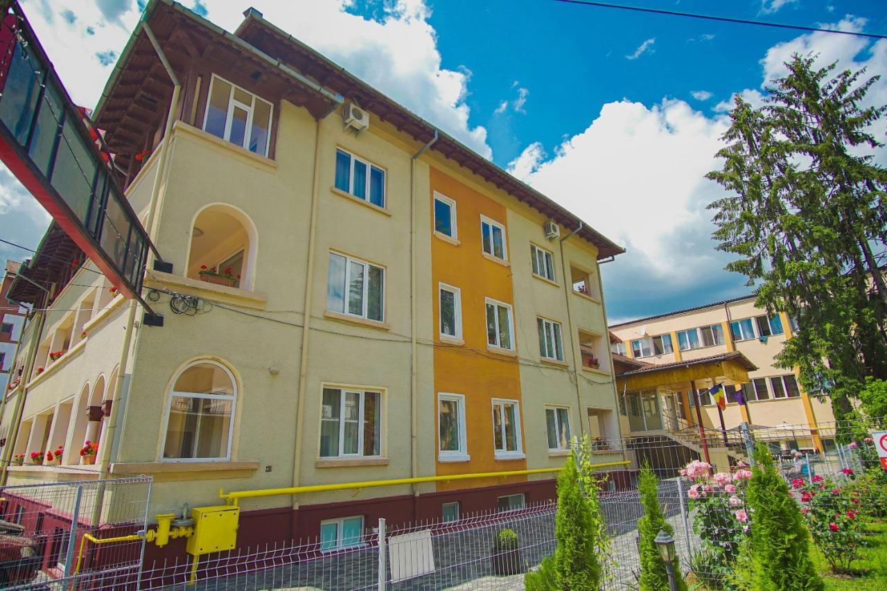 Hotel Turist Pucioasa Kültér fotó
