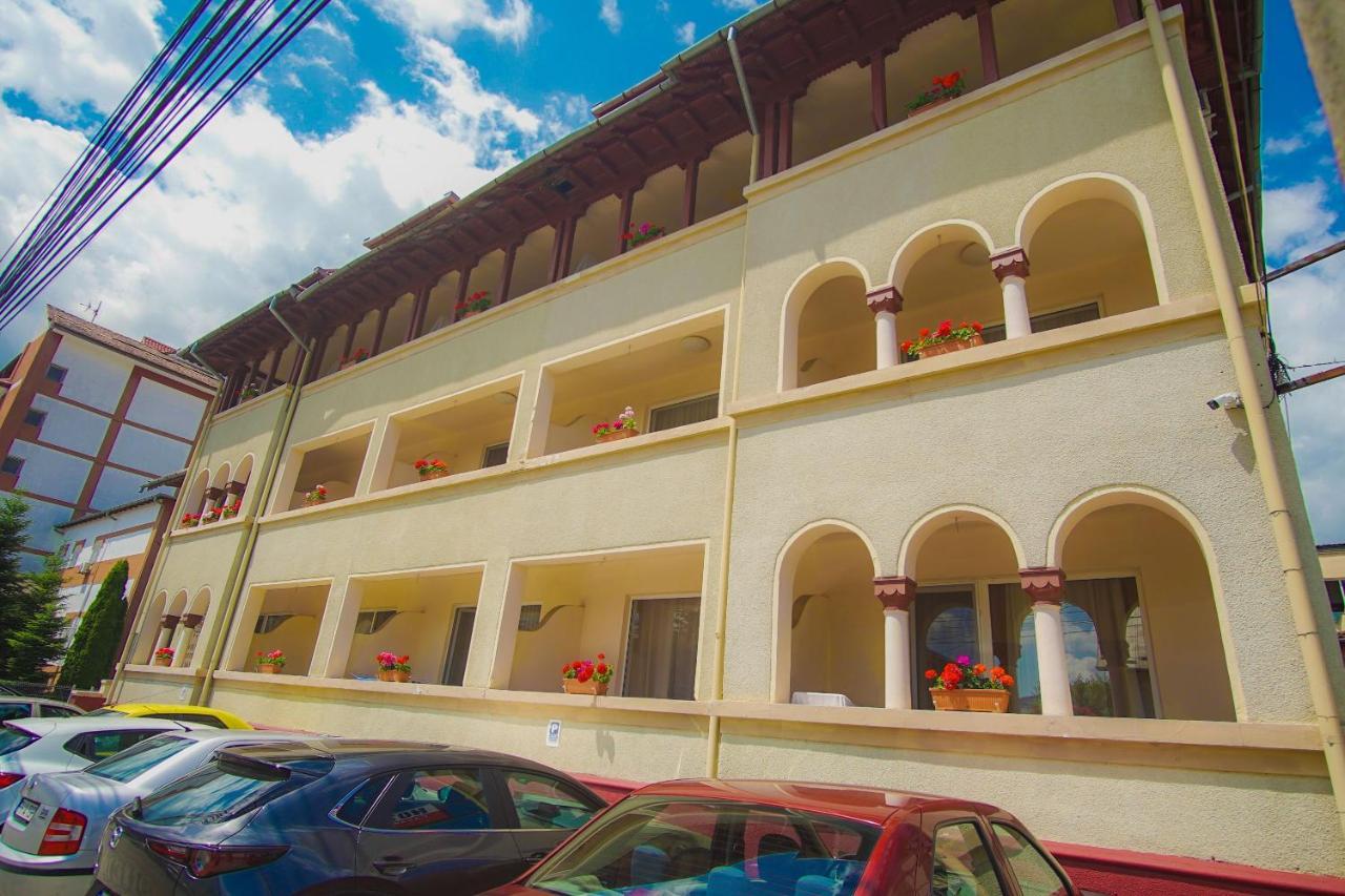 Hotel Turist Pucioasa Kültér fotó